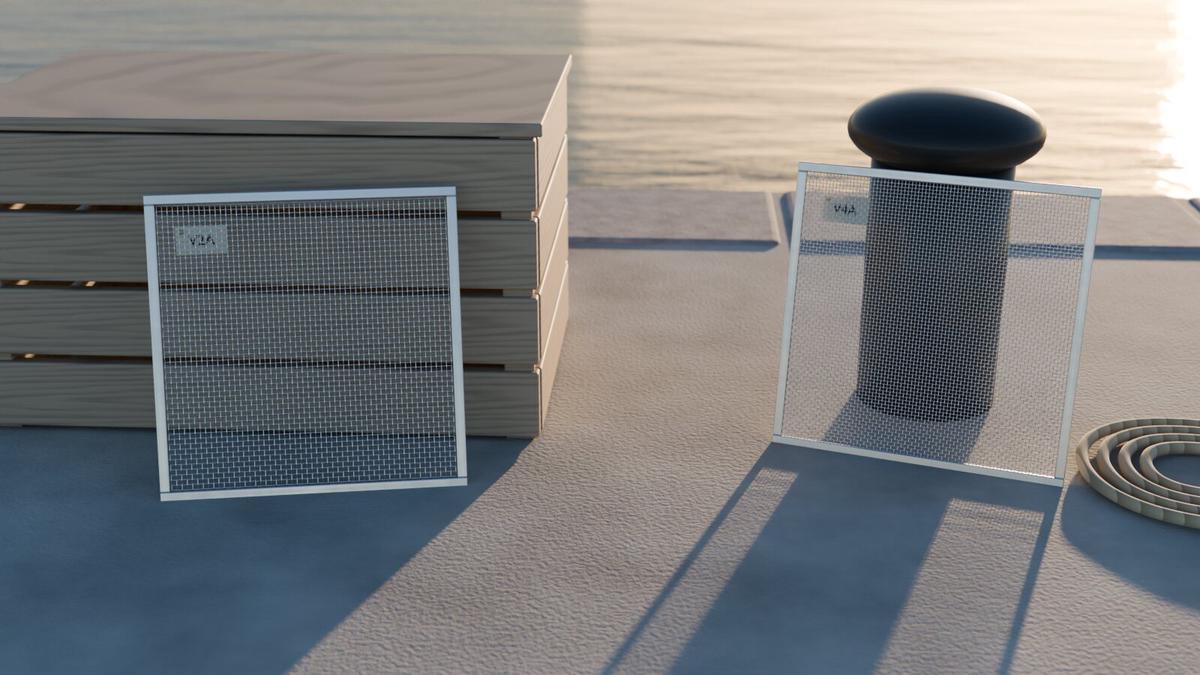 Deux échantillons de treillis métallique inox étiquetés V2A et V4A sur un quai de port au coucher du soleil