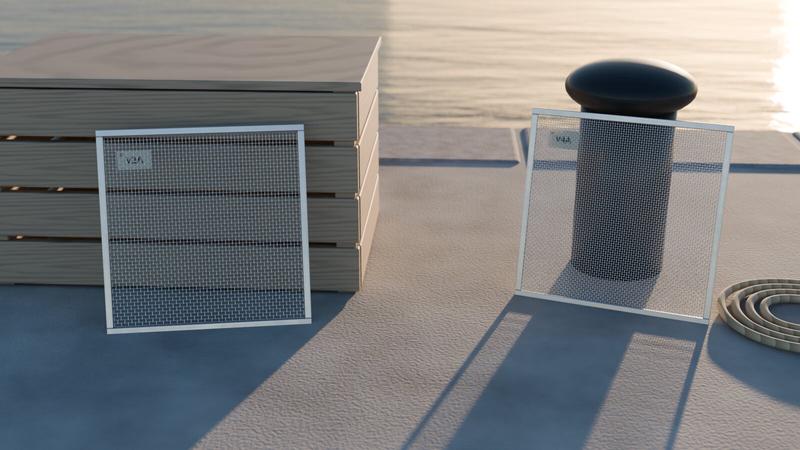 Deux échantillons de treillis métallique inox étiquetés V2A et V4A sur un quai de port au coucher du soleil